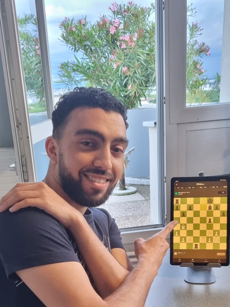 Moi entrain de jouer aux échecs sur tablette